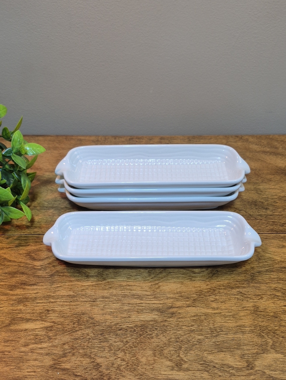 VICTORIAN EPICURE White Ceramic Corn Cob Dishes Textured Bottom, Set of 4